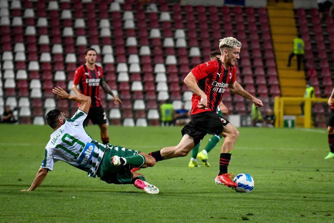 AC米兰轻取塞维利亚，福登点燃赛场